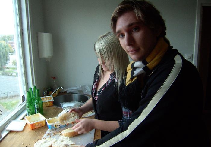 Guliganernas ordförande och "Supporterbloggare på BT" Eric Sjölin får hjälp av Amanda Falk att ordna fram 400 smörgåsar.