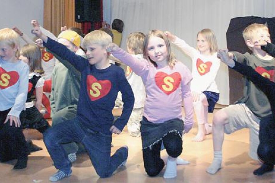 - Vi är Superhjältarna! Klass 2 A i Sandaredskolan i en scen ur musikalen Superhjältarna.
