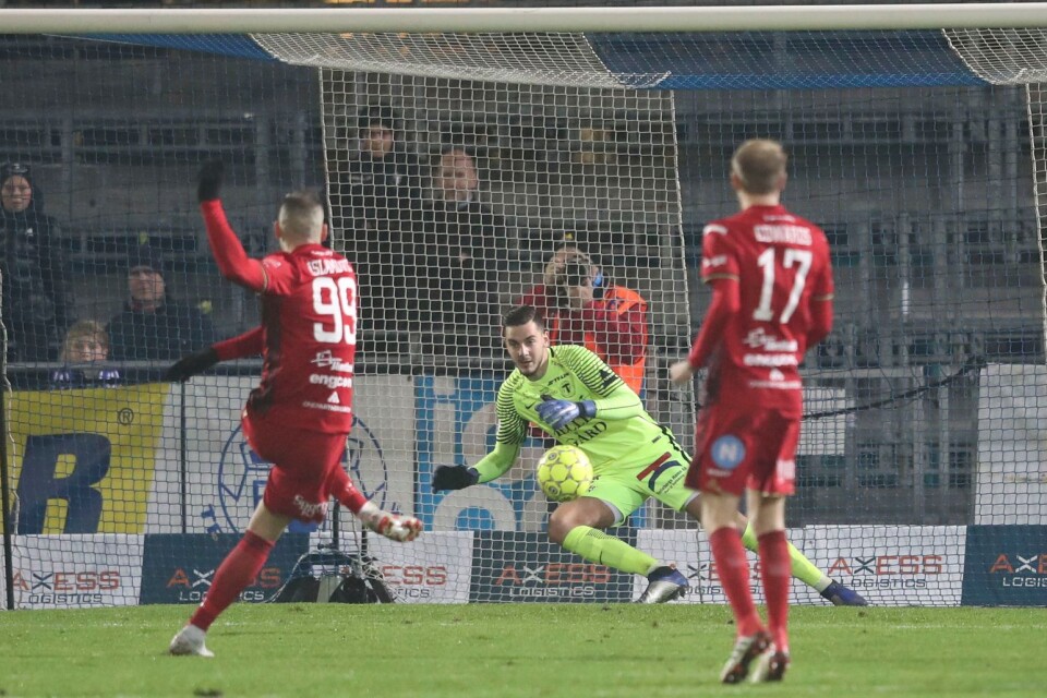 Östersunds Dino Islamovic slår in 0–1 på straff bakom Marko Johansson under måndagens fotbollsmatch i allsvenskan mellan Trelleborgs FF och Östersunds FK på Vångavallen.