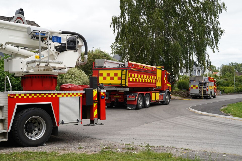 En stor räddningsstyrka har larmats till en villa på Sjölyckevägen i Alvesta efter larm om en brand.