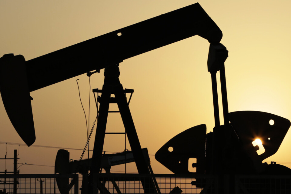 Sinande oljelager i USA och produktionsbegränsningar i ledande oljeländer som Saudiarabien och Ryssland trycker upp priset på råolja på världsmarknaden. Arkivbild