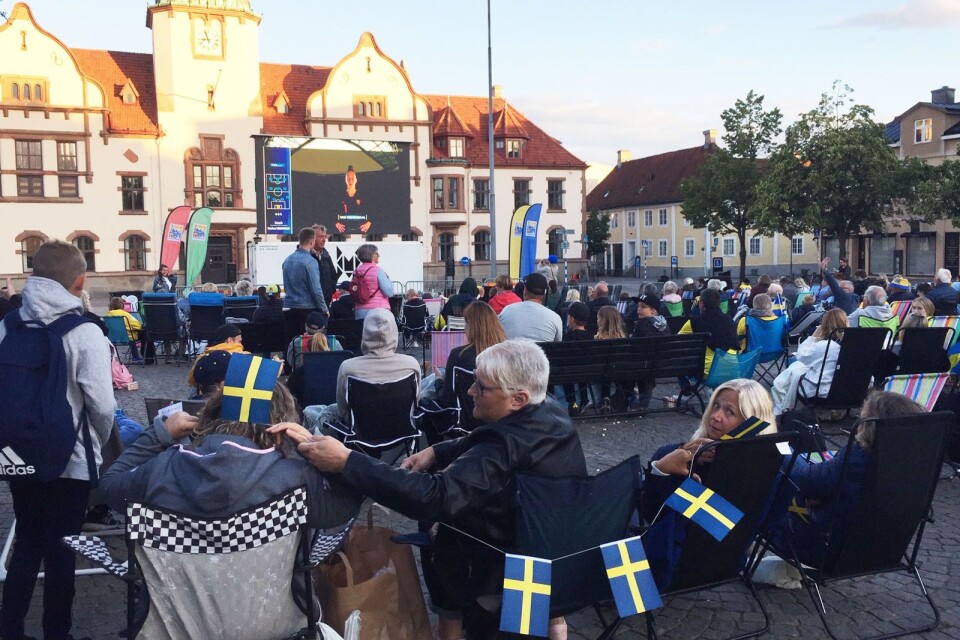 Många Karlshamnsbor kom till torget för att se VM-semifinalen i fotboll.