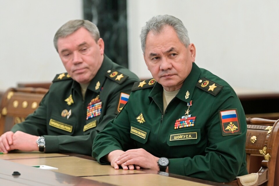 Rysslands försvarsminister Sergej Sjojgu till höger, bredvid Valerij Gerasimov på en bild från 27 februari.