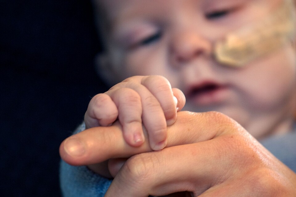 تعرض إليوت لأذية دماغية شديدة عندما وُلد. الآن تحاكم القابلة المسؤولة عن إلحاق الضرر الجسدي الجسيم بالطفل .الحكم يمكن الطعن به.