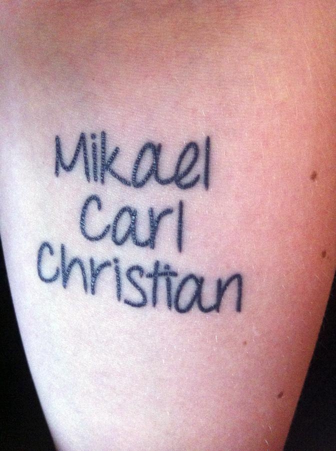 En av sju tatueringar. Denna är på underarmen, min sambo Mikael och tvillingkillarna Carl och Christian 4 månader. /Tequila Sunrise