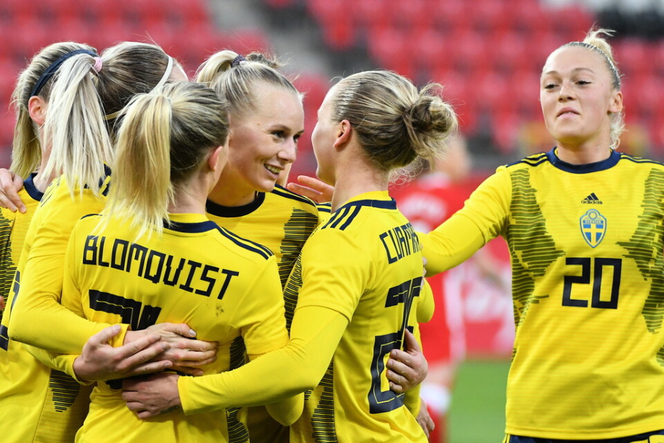 Svenska spelare firar ett av målen i 4–2-segern mot Polen.