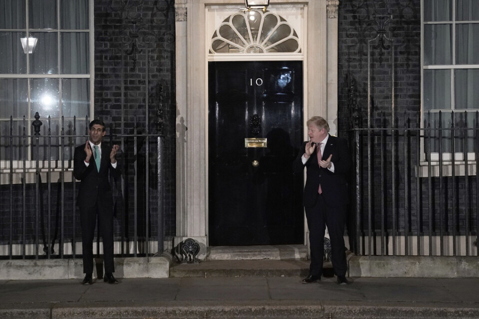 Rishi Sunak och Boris Johnson stod ett par meter ifrån varandra medan de applåderade sjukvården i torsdags kväll.