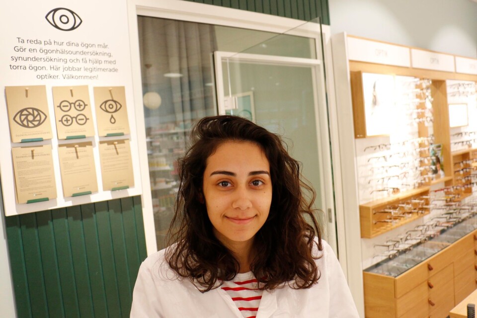 Sara Masri är en av optikerna besökarna kommer träffa på Apoteket i Ulricehamn.