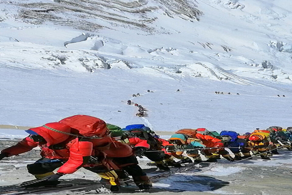 Nya regler för att bestiga Mount Everest ska minska antalet dödsolyckor. Bild från årets vårsäsong.