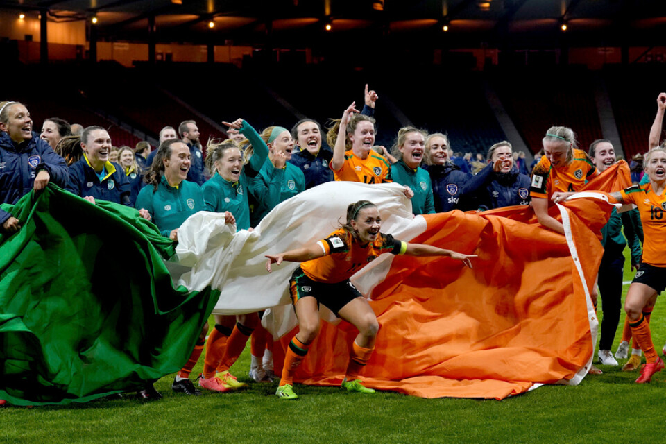 Spelarna i Irland firar att de nått VM för första gången någonsin.