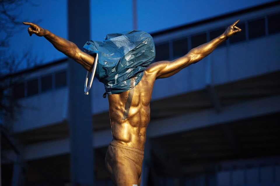 Statyn har vandaliserats tidigare. I slutet av november täcktes staty-Zlatans huvud bland annat av en plastpåse.känslor i hans hemstad Malmö.