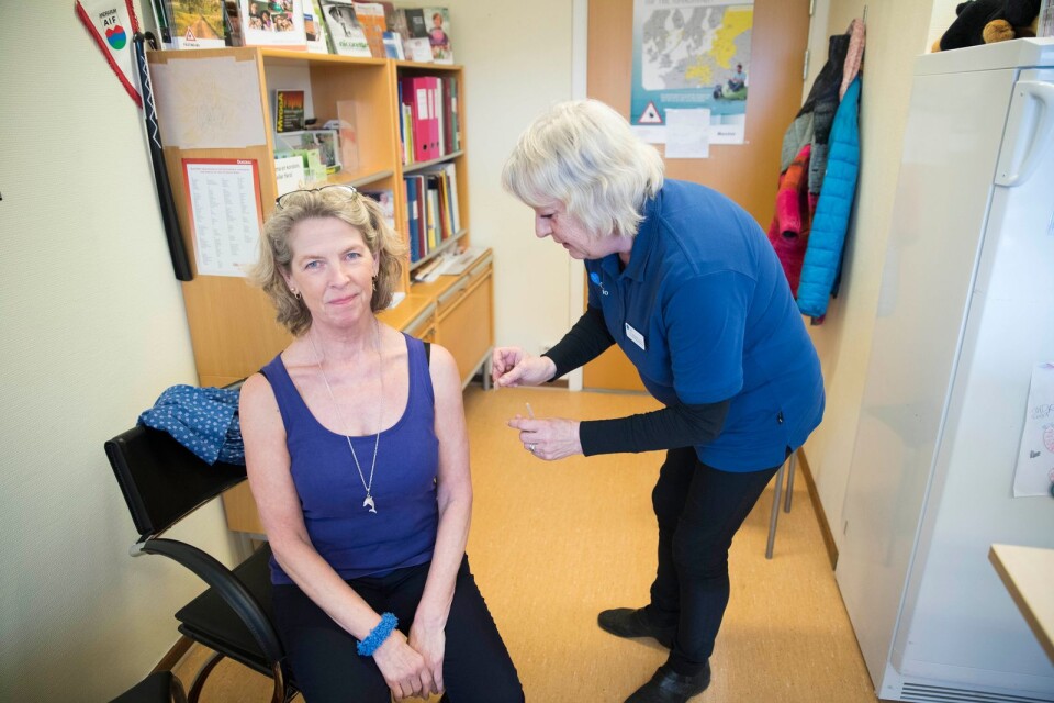 Ann-Christine Pella får sin sista vaccinspruta på Novakliniken i Ystad.