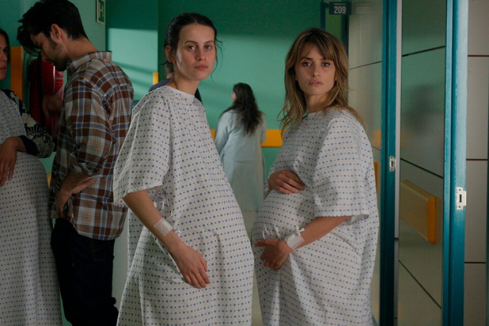 Ana (Milena Smit) och Janis (Penélope Cruz) föder barn samtidigt i "Parallella mödrar". Pressbild.
