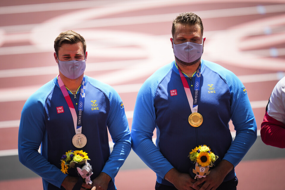 Daniel Ståhl och Simon Pettersson, guld- och silvermedaljörer i diskus, under medaljceremonin i Tokyo.