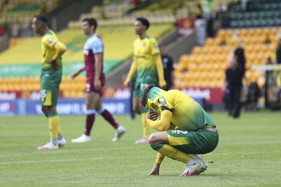 Norwichs Max Aarons deppar efter att West Ham vunnit med 4–0 och skjutit nykomlingen ur Premier League.