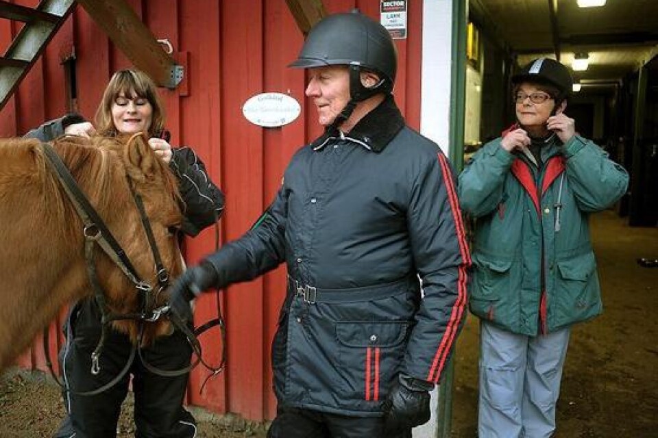 Hos Carina Sjögren har de funnit hästarna som passar. Dick Olsson och Bibbi Carlberg har båda återupptagit ridningen på äldre dar.