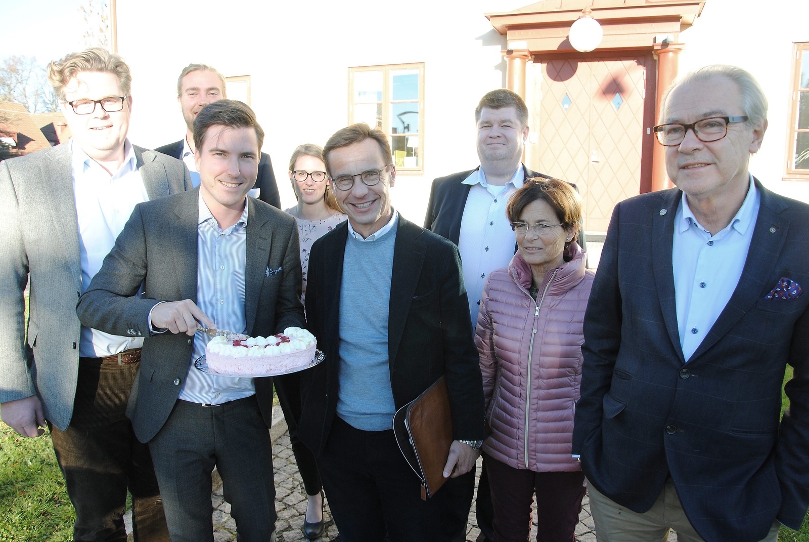 Ulf Kristersson (M) gratulerar Patric Åberg till framgångarna i valet i Östra Göinge.