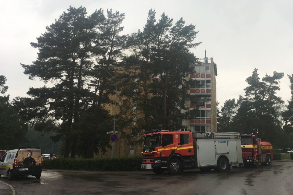 Översta våningsplanet på lägenhetshuset på Dahlborgsgatan 9 i Kungshall är i stort sett utplånat efter branden.