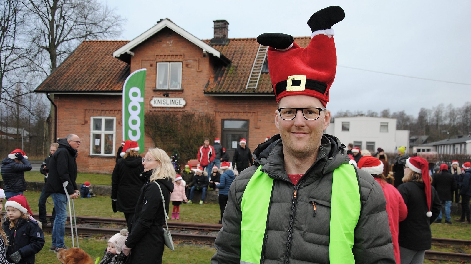 Marcus Svensson var med och arrangerade den traditionsenliga tomteparaden i Knislinge under måndagen. Nu siktar Marcus Svensson på tioårsjubileum. Foto: JACOB RUDERSTAM