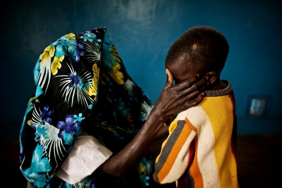 En kvinna som utsatts för en gruppvåldtäkt tillsammans med sin son i Fizi i Kongo-Kinshasa 2011. Kvinnans identitet har dolts på grund av det sociala stigma som ofta drabbar våldtäktsoffer.