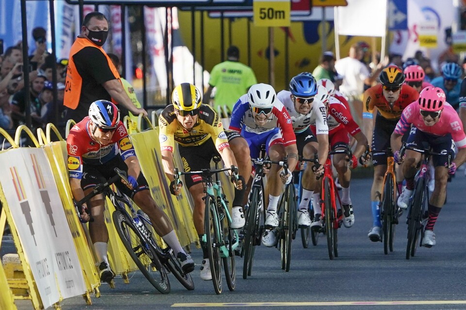 Dylan Groenewegen, i gult, prejade Fabio Jakobsen, vänster, på upploppet av onsdagens inledande etapp av Tour de Pologne i Polen.
