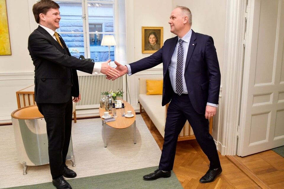 Riksdagens talman Andreas Norlén (M) hälsar på Vänsterpartiets partiledare Jonas Sjöstedt (V) inför deras möte i riksdagshuset.