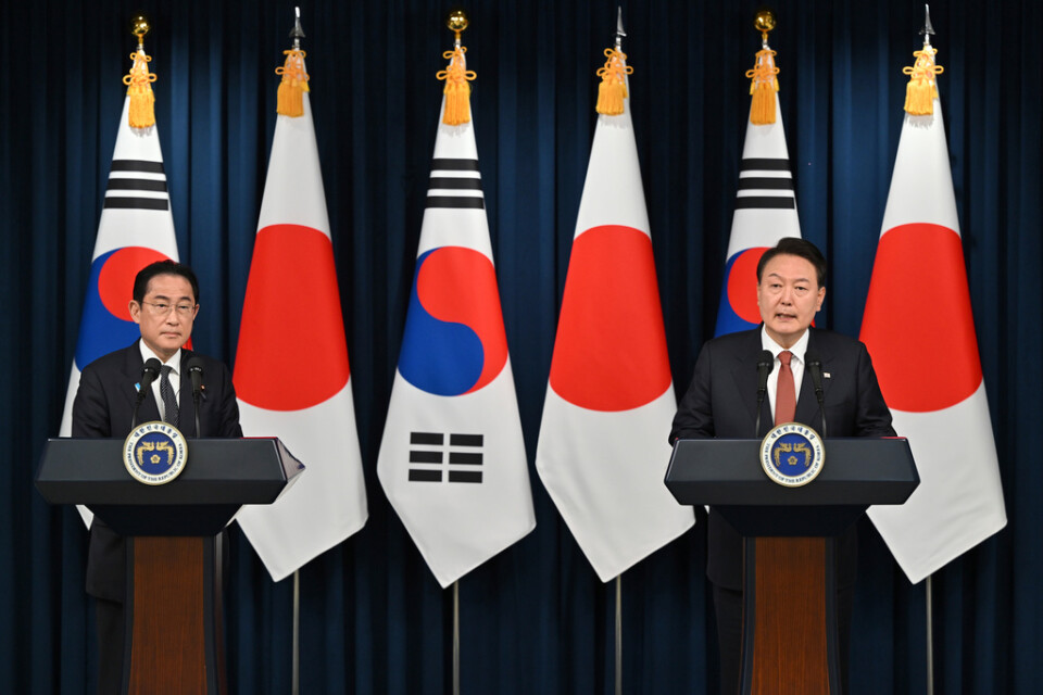 Japans premiärminister Fumio Kishida och Sydkoreas president Yoon Suk Yeol vid en gemensam presskonferens på söndagen.