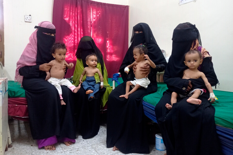 Fyra kvinnor med sina undernärda barn på ett sjukhus i al-Hudaydah i Jemen i oktober.