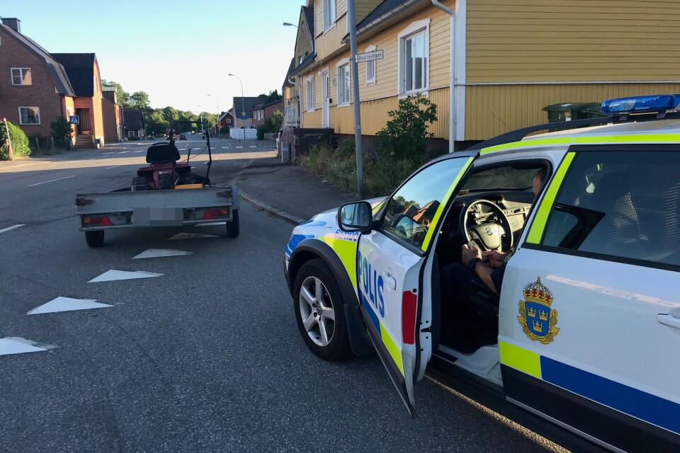 En man i 60-årsåldern avled efter att han kört in i en stentrappa vid Storgatan i Glimåkra på torsdagseftermiddagen.