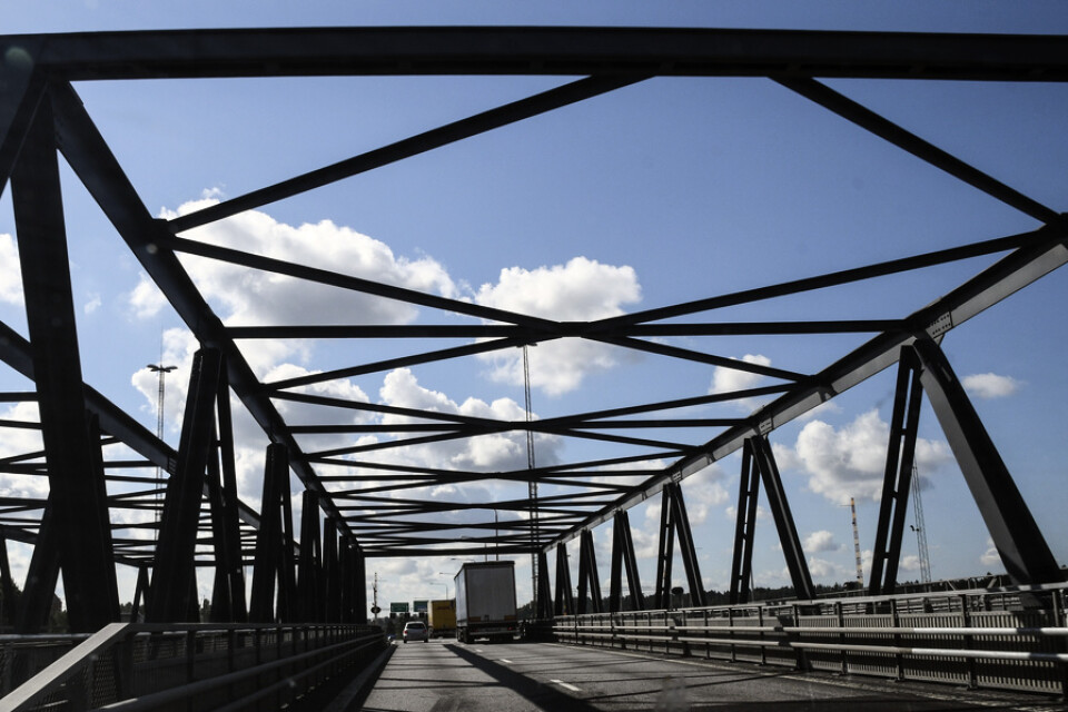 Motorvägsbron i Södertälje stängdes någon timme på onsdagen. Arkivbild.