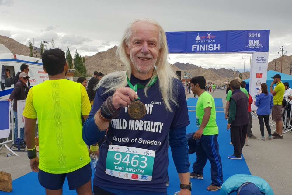 Efter målgången av maratonloppet i Tibet. En trött men nöjd Håkan Jonsson gillar utmaningar och ska springa ett maraton på Nordpolen till våren.