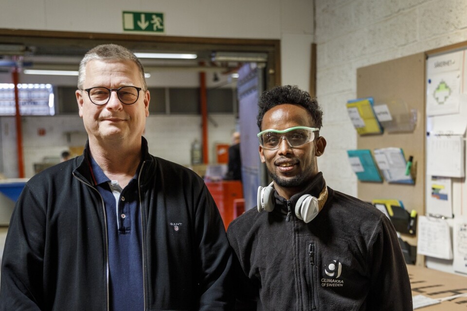 ”Having a job means a great deal to me. Now I've started working I feel different”, says Amin. Factory boss Thomas Oscarsson is very pleased with him.