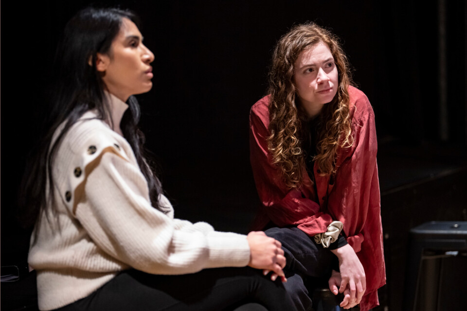 Yasmine Seifi och Pierina Rizzo spelar 15-åringarna Nora och Aida.