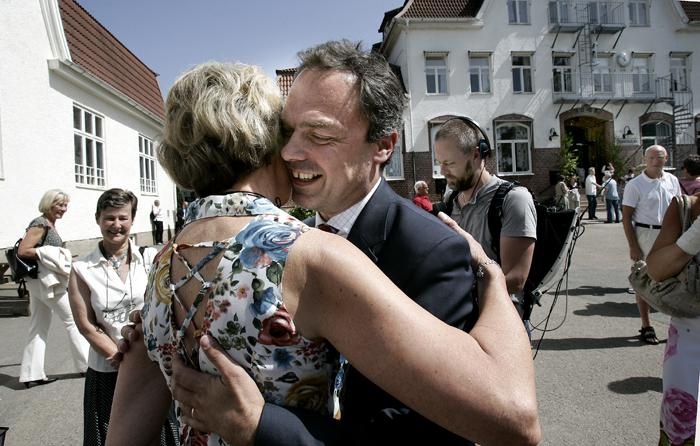 Jan Björklund kramade om sin gamla fröken Margareta Hedberg. Foto: Lennart Magnusson