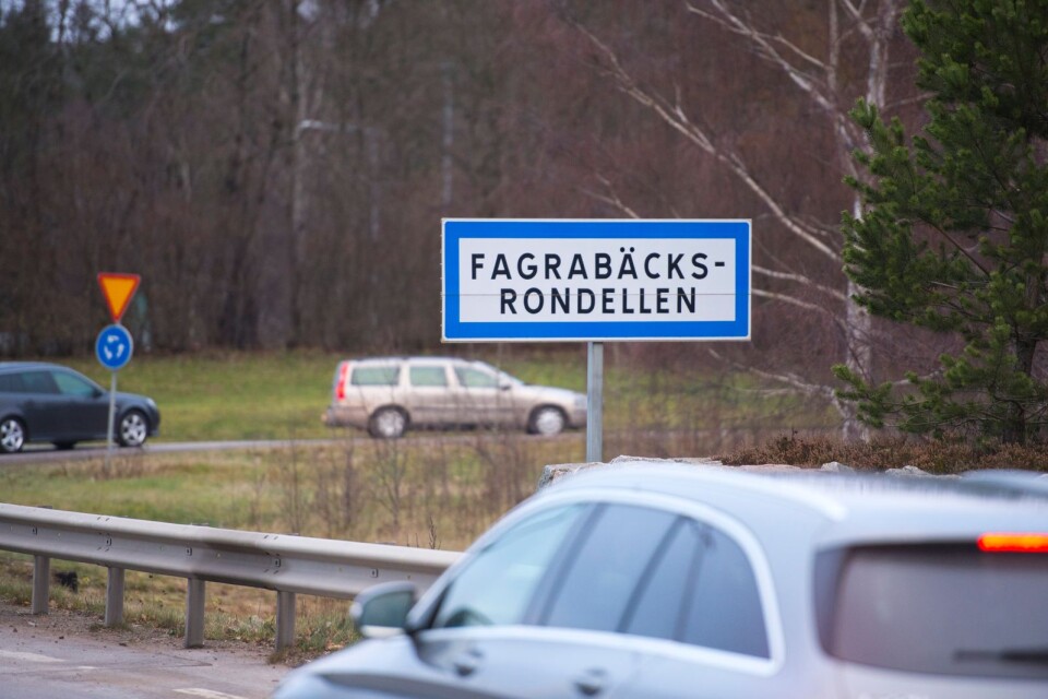 Debattskribenterna vill att den planerade trafikplatsen vid Fagrabäck i Växjö stoppas.
