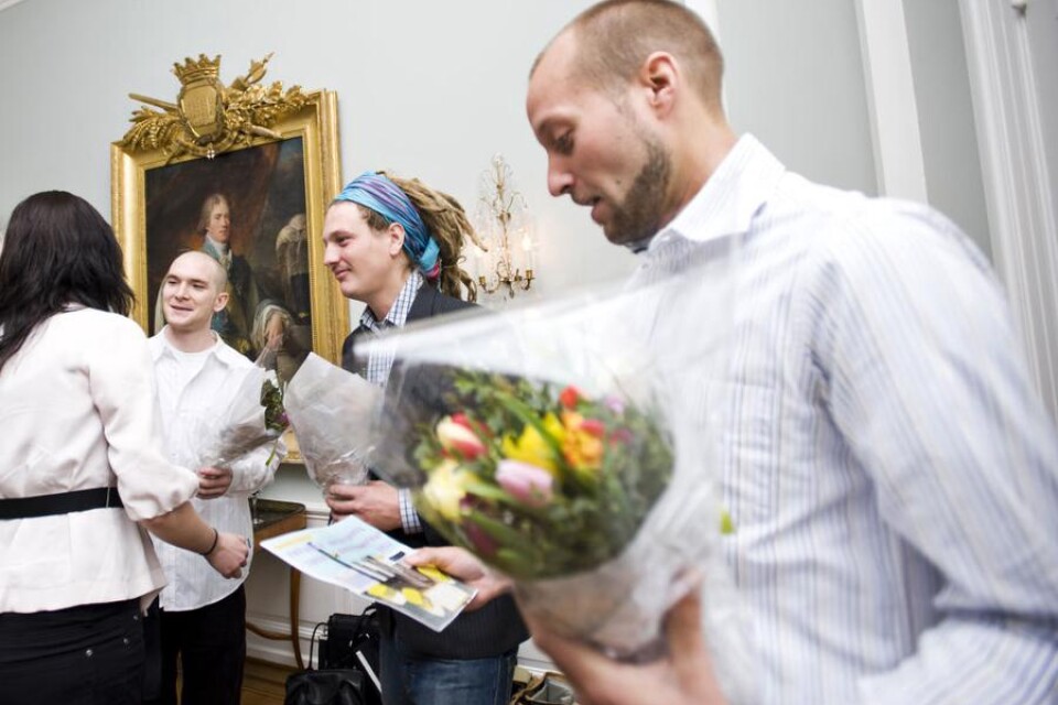 Bo Rutter, Simon Karström och Martin Håkansson får blommor och prischeck av Lisa Bergman, Regionförbundet Södra Småland.