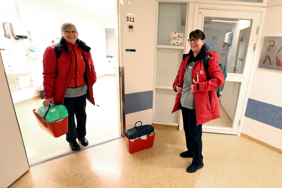 Sjuksköterskorna Louise Ekblad och Mia Hansson i mobila teamet är redo för att ge sig ut på dagens hembesök. (Bilden är från ett tidigare reportage i YA om mobila teamet.