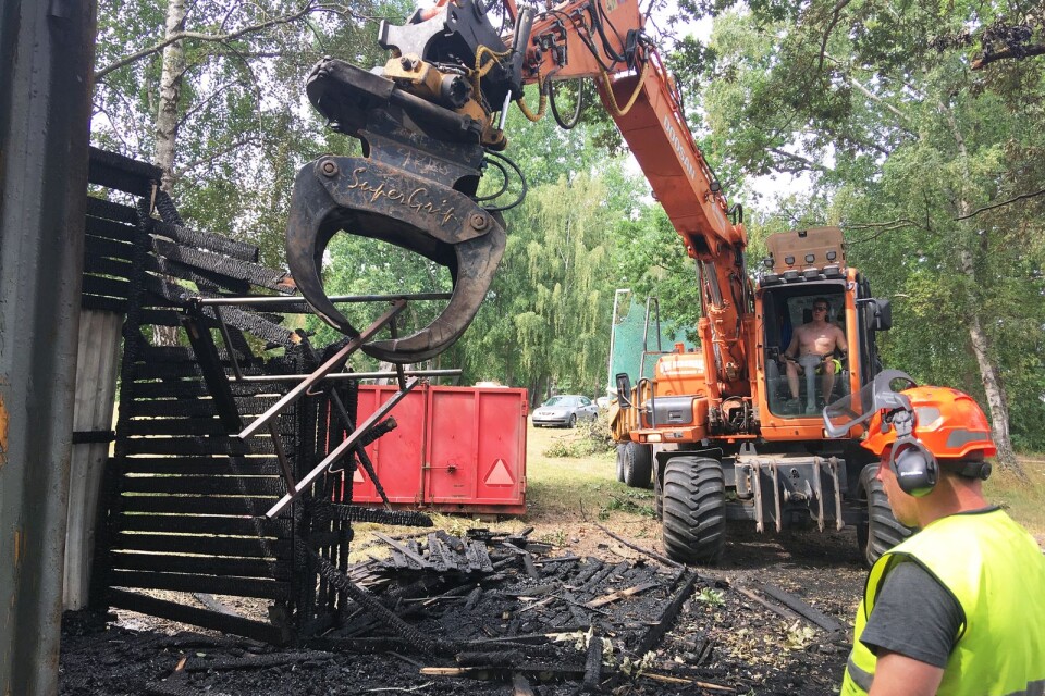 Anders Hedlund från tekniska kontoret och Rickard Sivman från Ove Bergmans grävmaskiner AB röjde upp efter branden på Arnevallen.