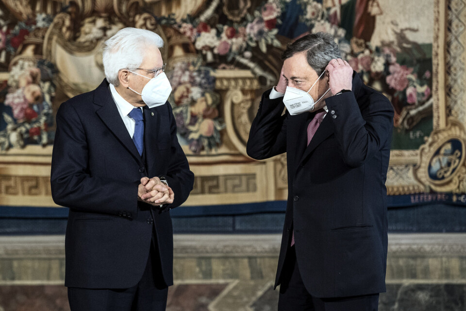 Italiens avgående president Sergio Mattarella, till vänster, och premiärminister Mario Draghi när den senare svors in som premiärminister i februari i år.