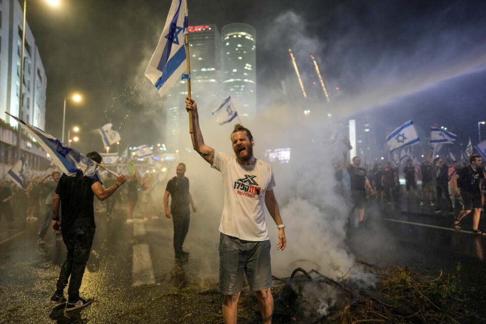 Spontana protester utbröt under onsdagen till stöd för Tel Avivs polischef som tvingats avgå.