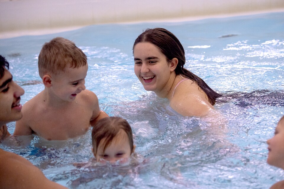 Benjamin Avdic-Larsson enjoys learning to swim, here with the help of Instructors Nooruldin Kadhem and Jasmin El Mokri.