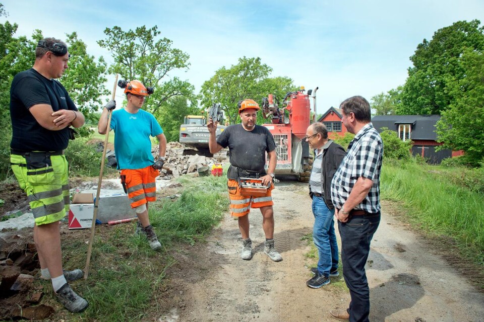 Fredrik Adolfsson, Percy Holgersson och Mikael Holgersson från Peab var under tisdagen igång med sprängning för att kunna gräva ner ledningar.
