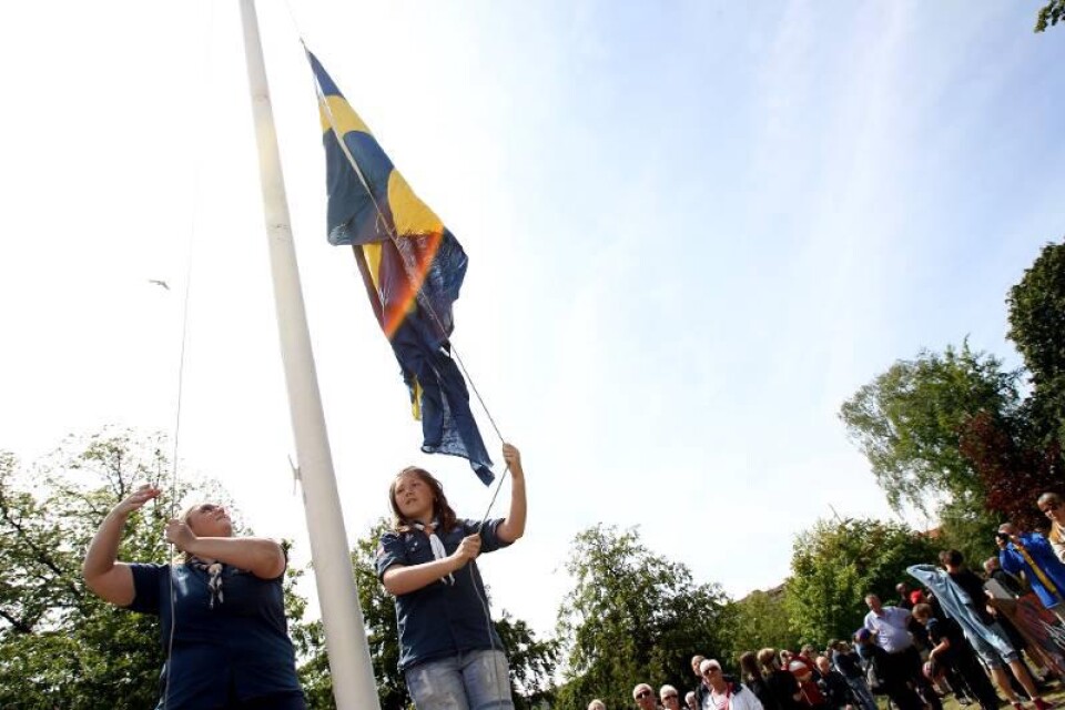 Annika Hellman och Ellemina Rasmussen från Trelleborgs scoutkår hissade flaggan under fjorårets nationaldagsfirande i Trelleborg.