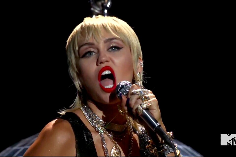 Miley Cyrus väljer rock'n'roll-spåret med ”Plastic heart”.