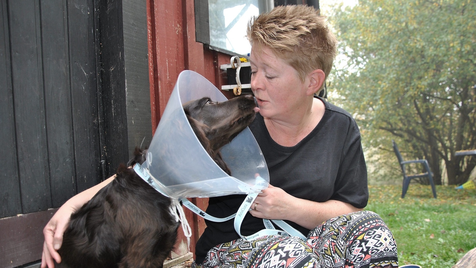 Lilla Luna håller sig nära matte Annelie Blixt efter att ha blivit anfallen av en hund som tillhör mannen som bor olovligt på Åhusfältet. – Jag är så arg att han fortfarande kan bo kvar, trots att den första anmälan mot honom gjordes redan i augusti, säger hon. Foto: Pernilla Ekdahl