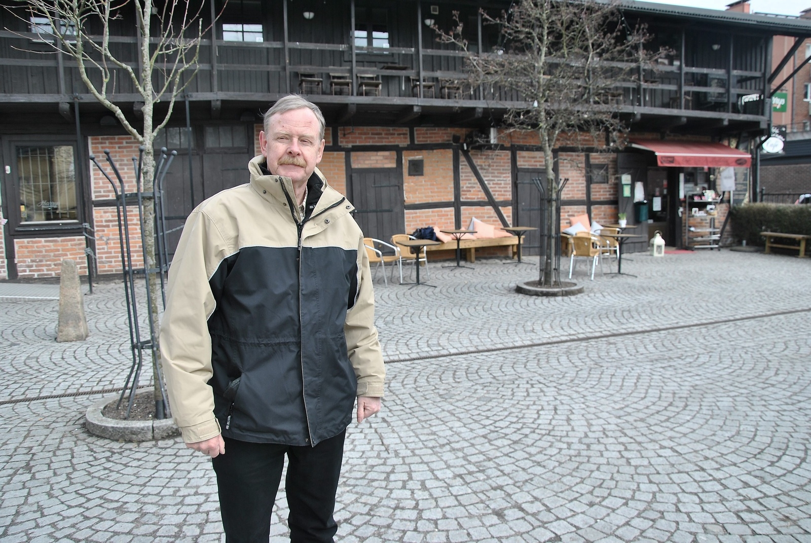 Richard Roth, Hässleholms museum, sörjer att gamla anrika byggnader i Hässleholm försvunnit, som gamla apoteket. I bakgrunden syns korsvirkeshuset där Café Madrix huserar (Vattugatan 2).