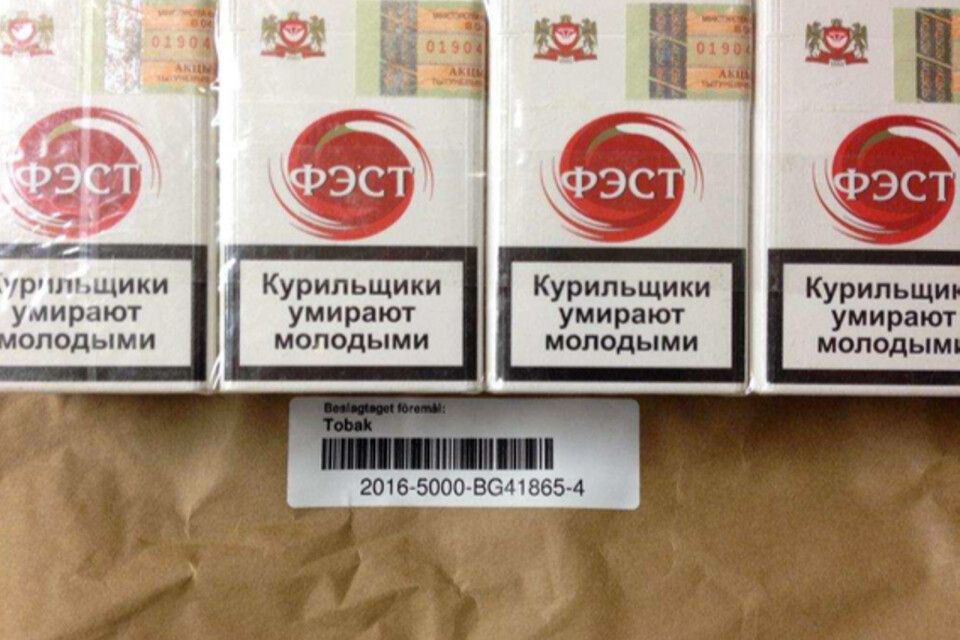 I butiken hittades bland annat cigaretter med rysk varningstext. Enligt tobakslagen måste cigaretter och andra tobaksprodukter ha svensk varningstext.