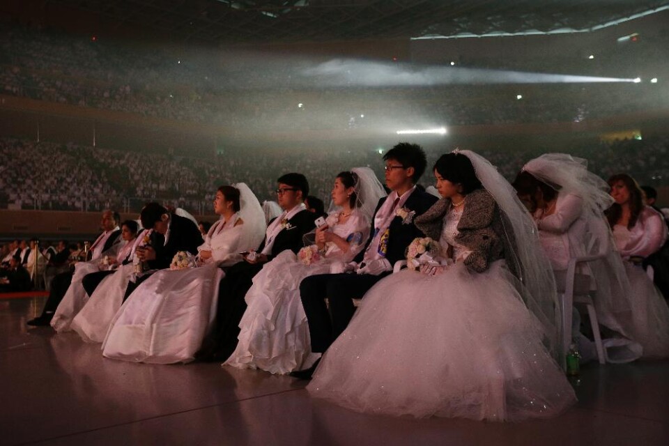 Omkring 3 800 par med identiska kläder deltog när den kontroversiella Moonrörelsen genomförde sitt senaste massbröllop i Sydkorea. Hak Ja Han, änka efter grundaren Sun Myung Moon, ledde den enorma ceremonin i Gapyeong öster om Seoul. Moon avled 2012, 92