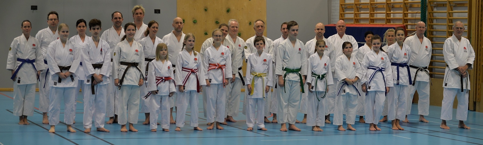 Unga och lite äldre tränade tillsammans i Norrängsskolans gymnastiksal då Hässleholms Karateklubb i veckan drog igång säsongens träningingar . Foto: Jan Rydén