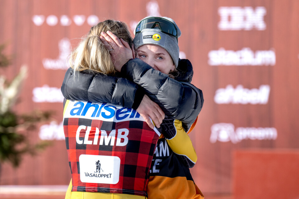 Långloppslegendaren Lina Korsgren kramar om sin adept Emilie Fleten som vann Vasaloppet.